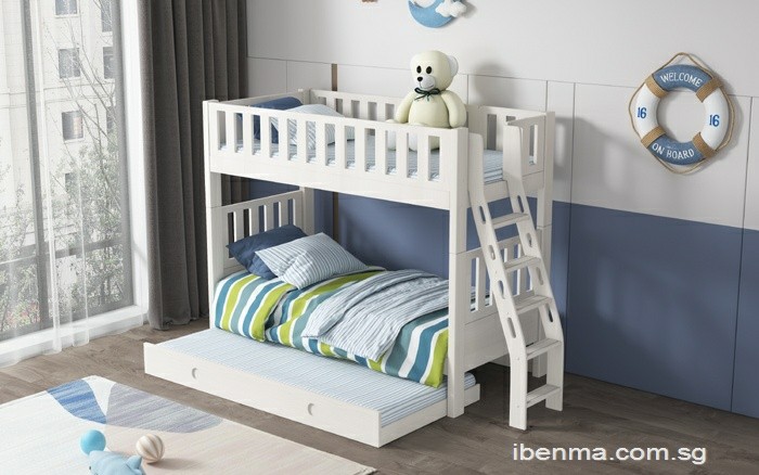 Space Saving Triple Sleeper Bunk Bed with Pullout